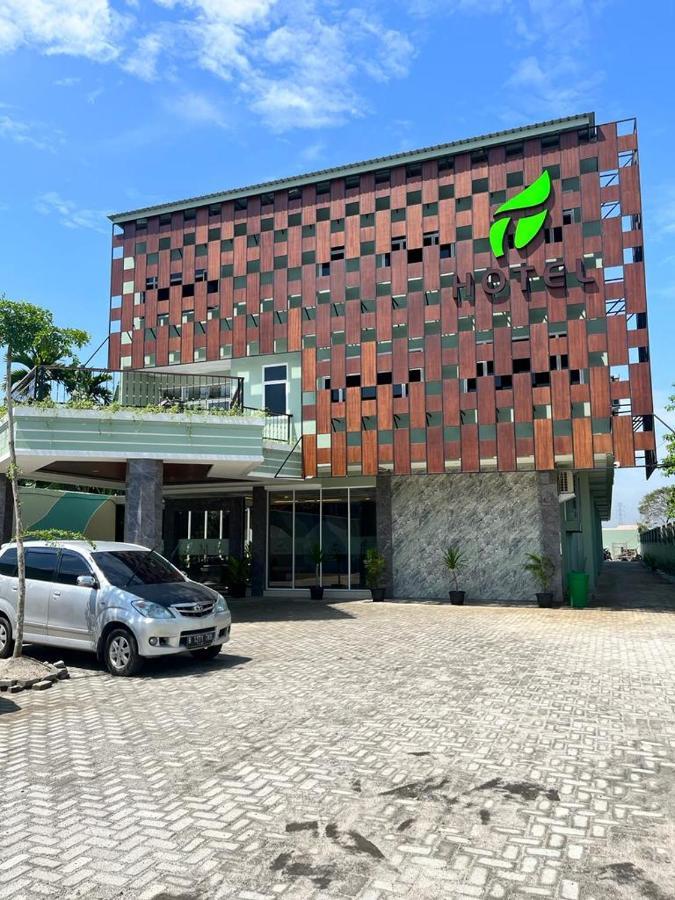T Hotel Kualanamu Lubukpakam Extérieur photo