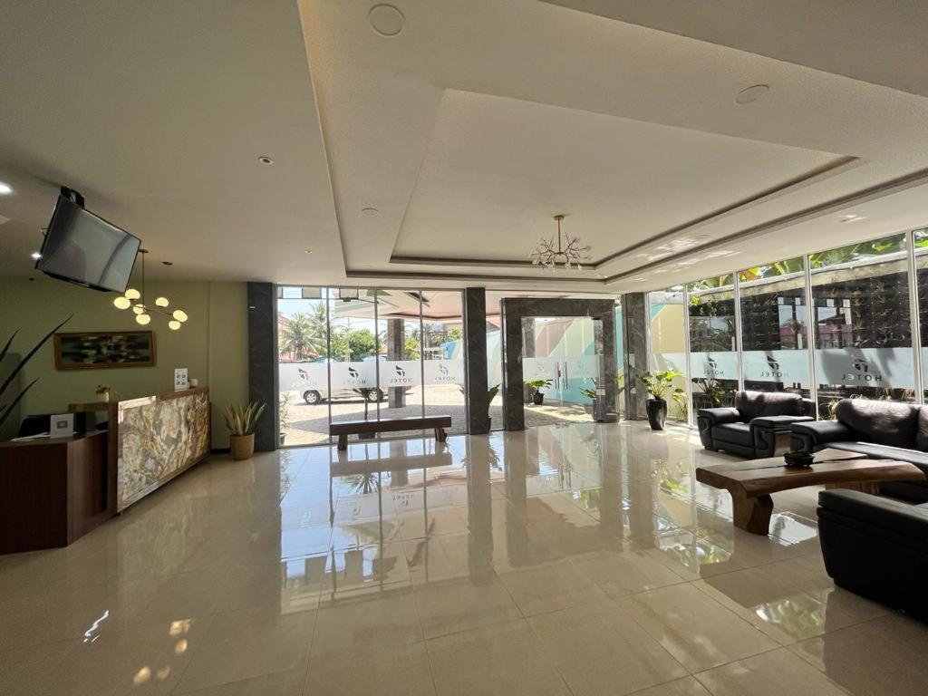 T Hotel Kualanamu Lubukpakam Extérieur photo